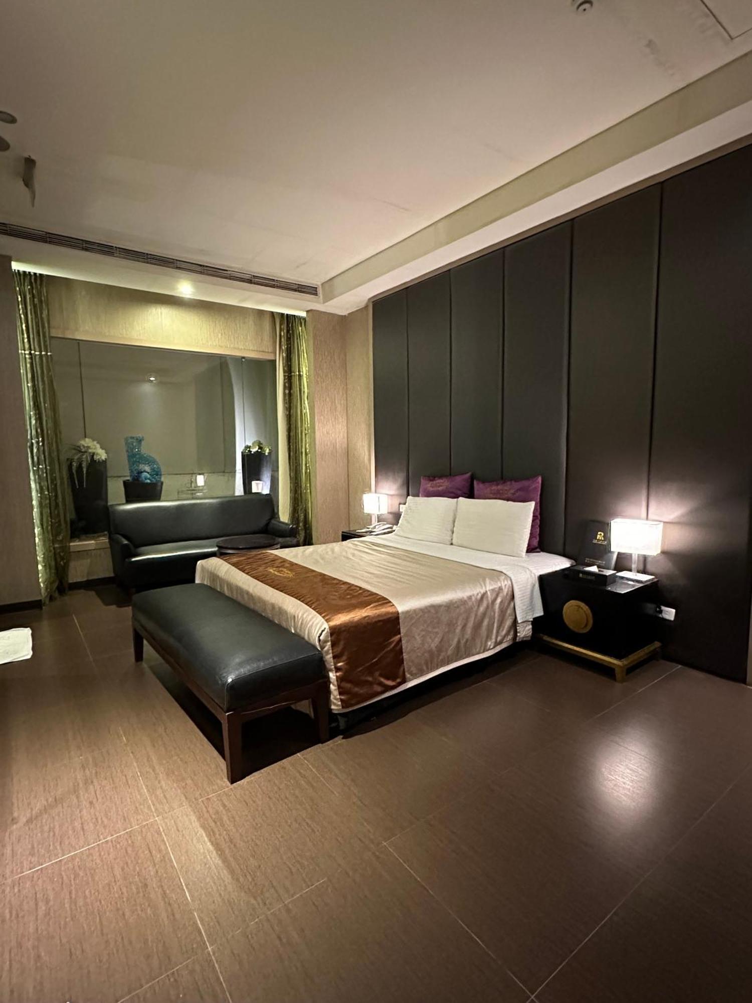 Purple Rainbow Motel Taipei Bagian luar foto